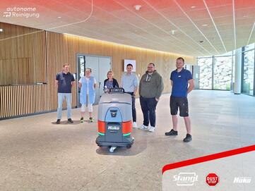 Hako Reinigungsroboter autonome Reinigungsmaschine von Stabgl reinigt am FH Wien Campus